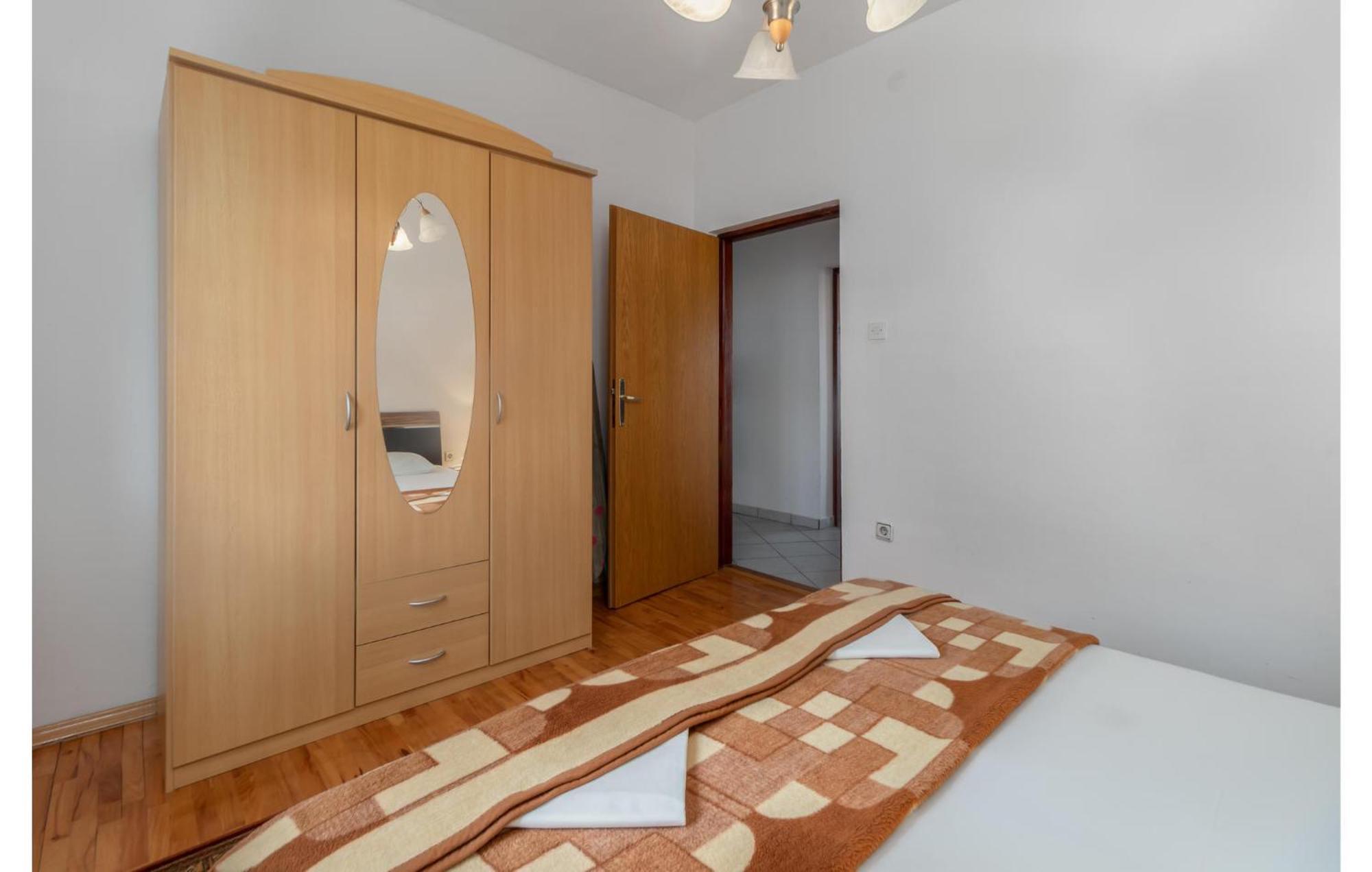 3 Bedroom Awesome Apartment In Novi Vinodolski Exteriör bild